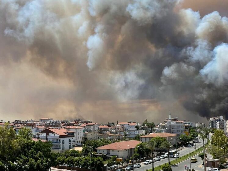 В Анталії спалахнула масштабна лісова пожежа, евакуйовано п'ять населених пунктів, постраждало понад пів сотні людей. Відео