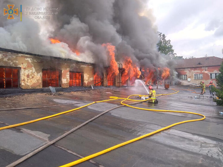 В Ужгороді пожежа на механічному заводі. Вогонь охопив 1 тис. м² – ДСНС