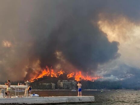 Українці про пожежі в Туреччині: Із неба падає попіл. Дорога палає, а по ній їхати в аеропорт