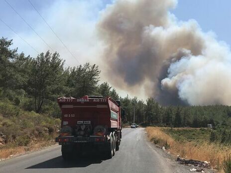 Лесные пожары в Турции распространились на несколько провинций. Огонь подбирается к курортам