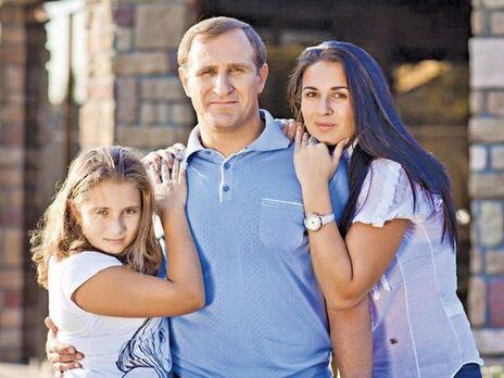 Олег Бабаев с дочерьми Ольгой (справа) и Анной
