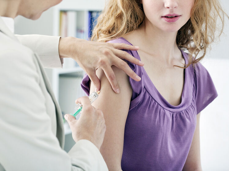 В Україні дозволили вакцинувати проти COVID-19 дітей віком від 12 років