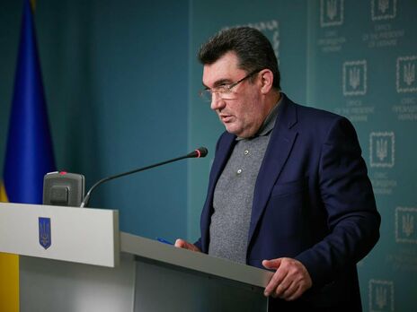 Данилов: Те, кто будет продолжать заниматься этой позорной деятельностью, будут попадать под санкции СНБО
