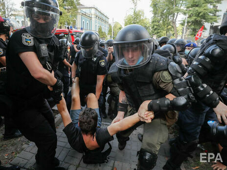 Под Офисом президента полиция задержала 12 человек