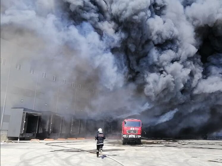 У передмісті Одеси масштабна пожежа. ЗМІ повідомили, що горить складський комплекс мережі супермаркетів АТБ