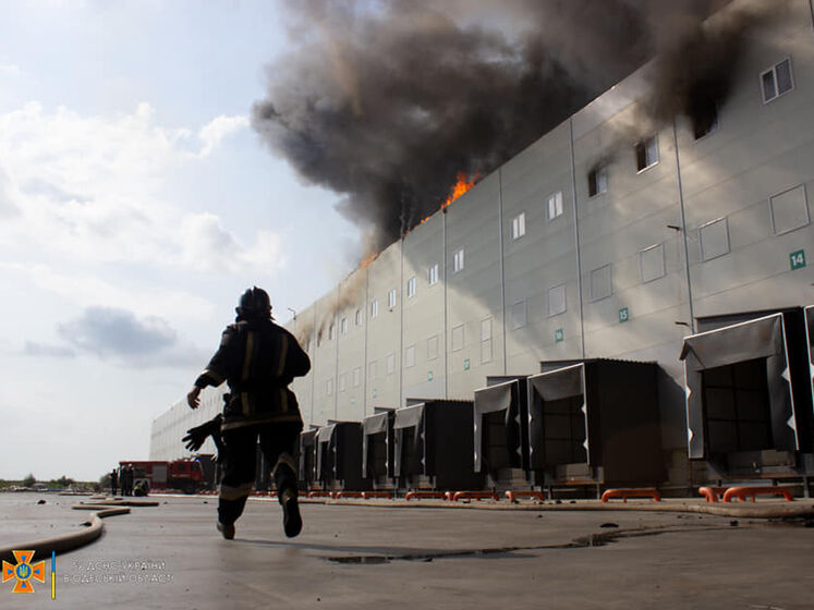 Масштабна пожежа на складах в Одеській області – рятувальники розповіли подробиці. Відео