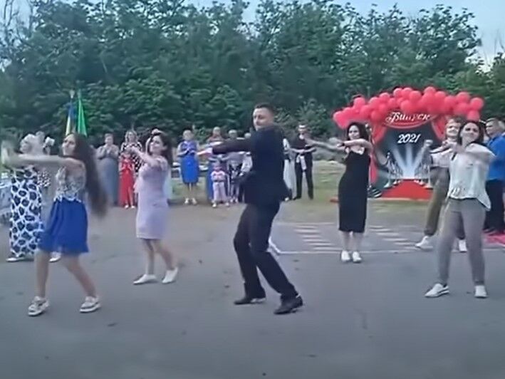 "Я як Федеріко Фелліні". Директор сільської школи в Полтавській області танцями підірвав інтернет. Відео