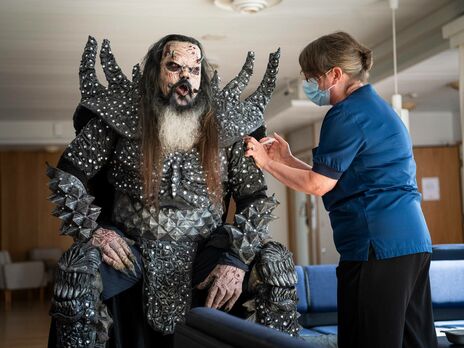 Фінський Санта-Клаус і рок-зірка Mr. Lordi в демонічному образі завершили вакцинацію проти коронавірусу. Фото