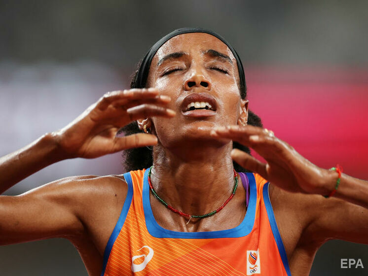 Чемпионка мира из Нидерландов упала во время забега на 1500 м на Олимпиаде 2020, но все равно победила