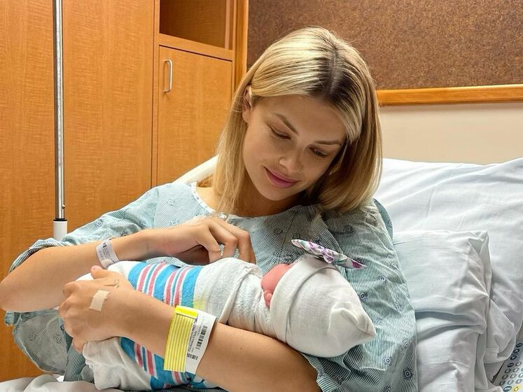 Дружина капітана збірної України з футболу Зінченка показала фото з новонародженою дочкою