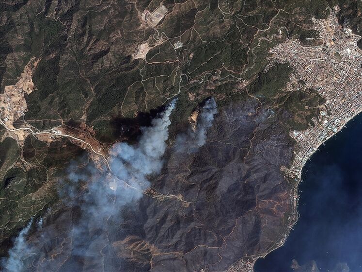 Лісові пожежі у Туреччині видно з космосу. Фото