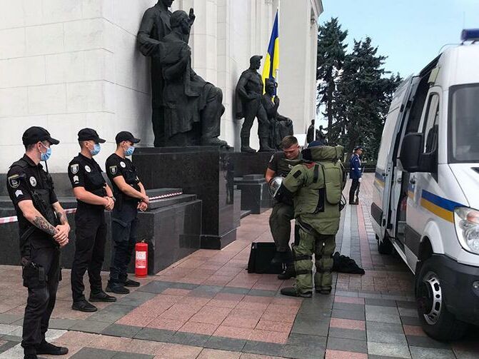 Поліція Києва провела навчання в урядовому кварталі. Біля Ради знайшли "вибухівку"