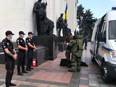 Поліція Києва провела навчання в урядовому кварталі. Біля Ради знайшли 
