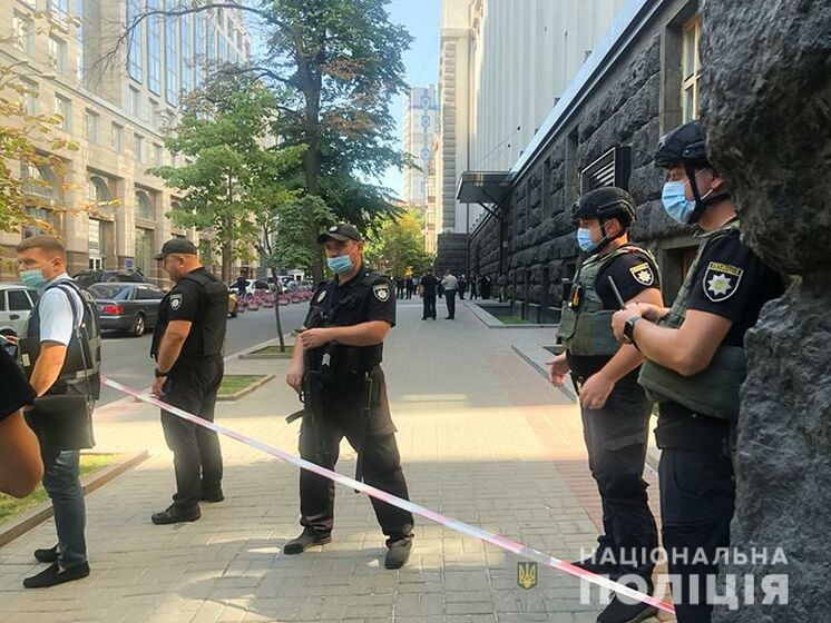 Неизвестный мужчина угрожает подорвать гранату в здании Кабмина Украины