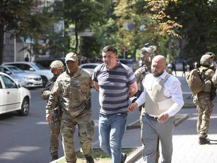Чоловіка, який погрожував підірвати гранату в Кабміні України, затримали