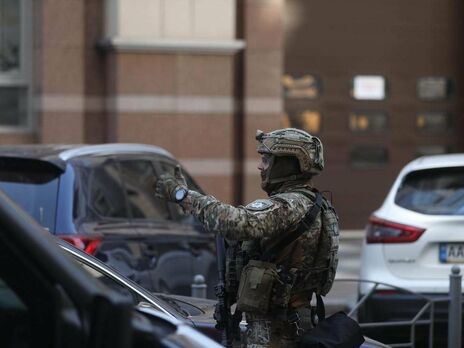 В Киеве провели спецоперацию по задержанию мужчины, который пришел в Кабмин с гранатой. Фоторепортаж