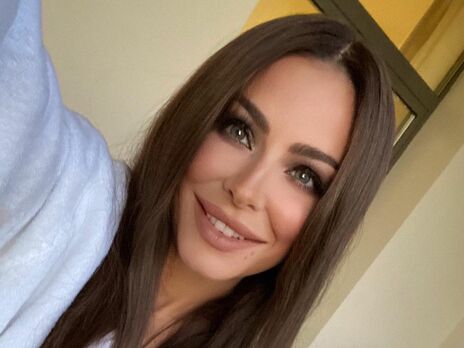 Ані Лорак виставила на огляд пишні груди і пухкі губи