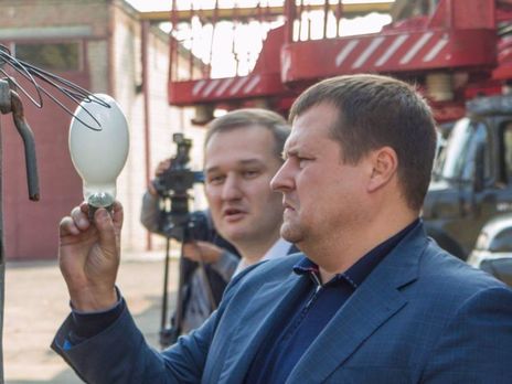 Филатов с женой задекларировали три квартиры, два дома, девять машин, вертолет и $1,5 млн наличными