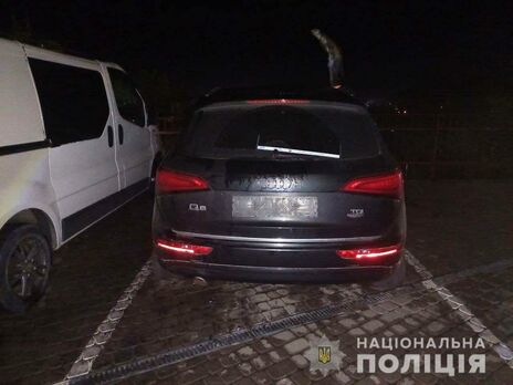 Audi Q5 була припаркована у дворі багатоповерхівки на стоянці
