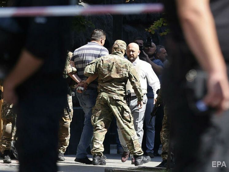 МВС України показало відео затримання чоловіка, який погрожував підірвати гранату в Кабміні