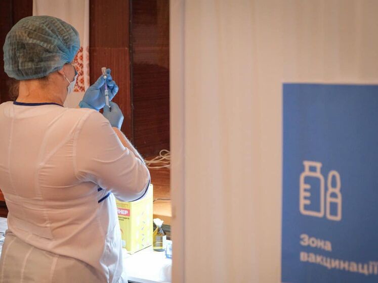 У Чернівецькій області преміюють медиків, які вакцинують проти COVID-19 найбільше людей