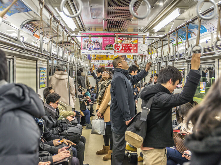 У Токіо чоловік із ножем напав на пасажирів поїзда, є постраждалі