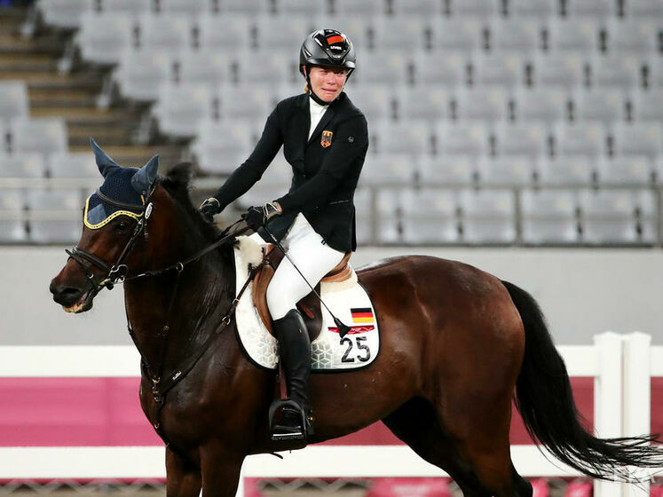 Олимпиада 2020. Дисквалифицирована немецкий тренер, ударившая кулаком коня