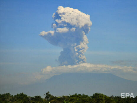 В Індонезії прокинувся вулкан Мерапі. Відео