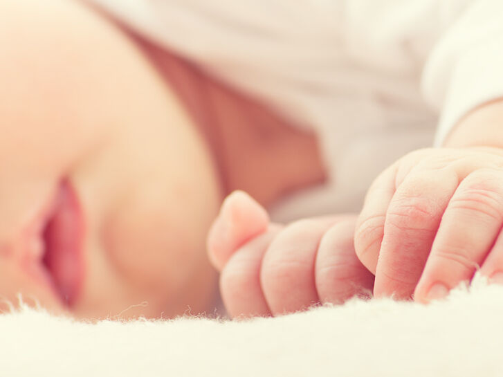 У Сингапурі з лікарні виписали найменше немовля у світі. Під час народження воно важило 212 грамів