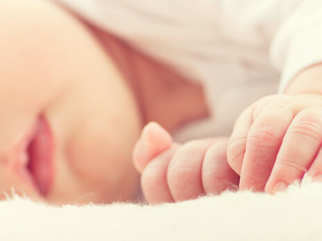 У Сингапурі з лікарні виписали найменше немовля у світі. Під час народження воно важило 212 грамів