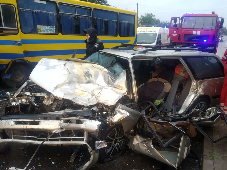 У Львівській області автобус зіткнувся з автомобілем, кілька людей постраждали