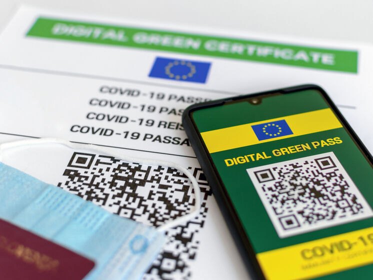 У Франції для походу в кав'ярню і поїздок тепер потрібен COVID-паспорт