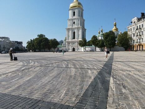 В Киеве автомобили Red Bull устроили дрифт на Софийской площади. В одной из машин была певица alyona alyona. Видео 