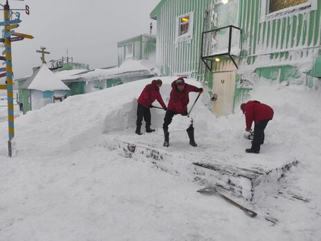 Полярники розгрібали сніг біля станції всю ніч
