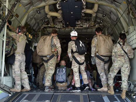 Украинские спецназовцы десантировались с американского самолета 
