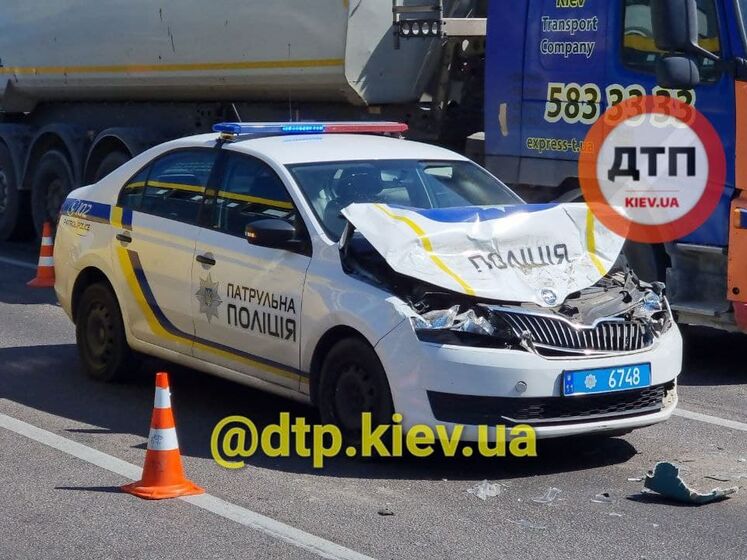 В Киеве автомобиль полицейских столкнулся с маршруткой, есть пострадавшие