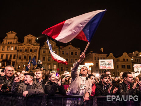 В Праге тысячи людей протестовали против политики власти по сближению с Китаем и Россией. Фоторепортаж