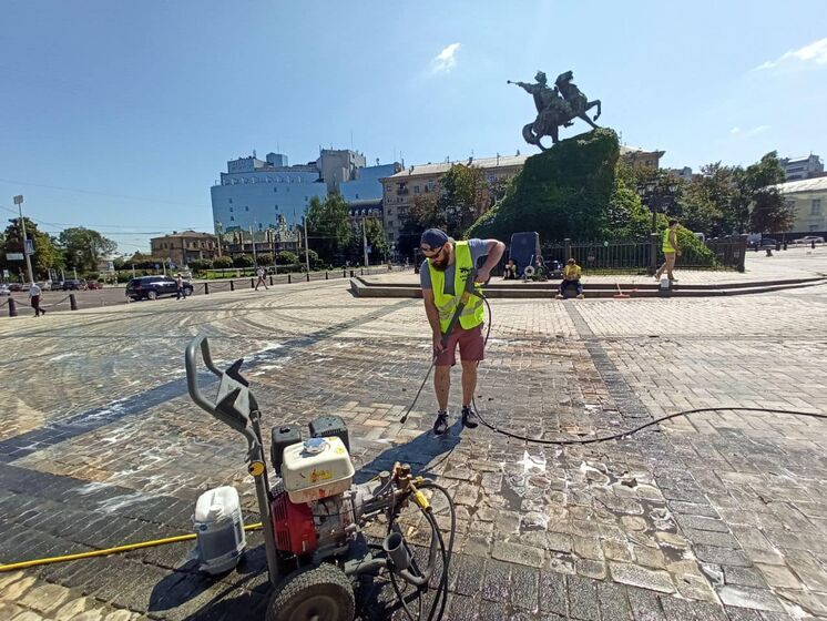 Сліди дрифту на Софійській площі почали відмивати волонтери з "Києве, мий"