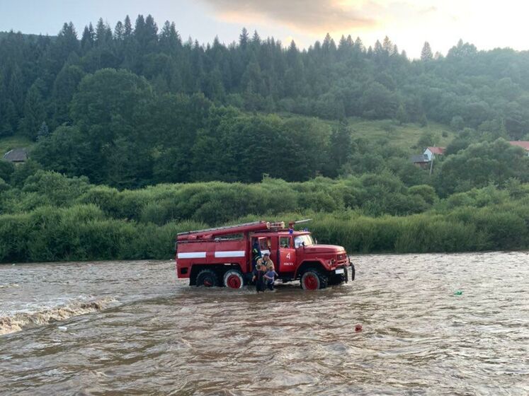 У Закарпатській області співробітники ДСНС урятували трьох дітей, які опинилися посеред річки