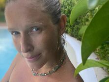 "Блаженство!" Беременная Осадчая на позднем сроке снялась в раздельном купальнике прямо во время купания