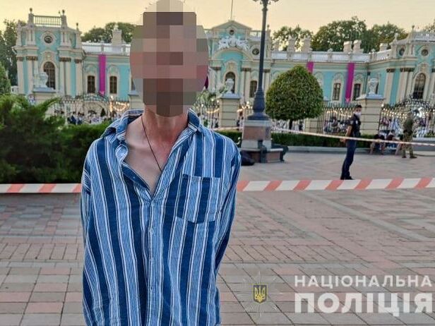 У Києві поліція затримала чоловіка, який чіплявся до перехожих і заявляв, що має із собою вибухівку