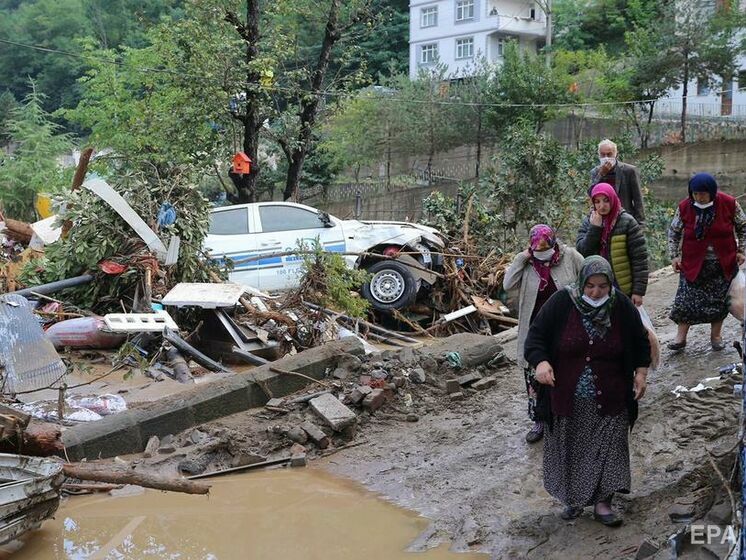 В Турции начались сильные наводнения. Вода разрушила дороги, затопила дома и машины. Видео