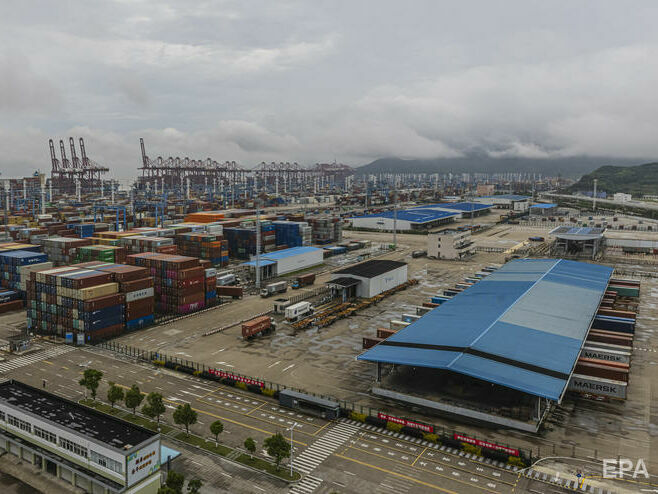 У Китаї через один випадок COVID-19 частково закрили третій за завантаженістю порт світу