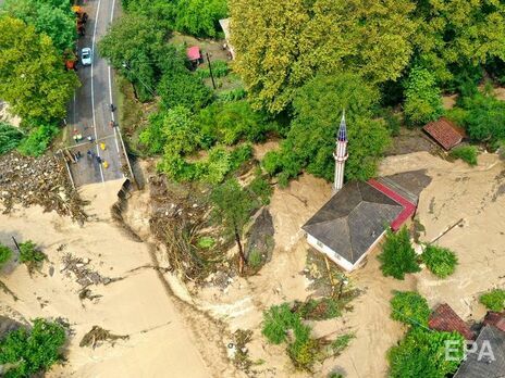 Наводнения после пожаров в Турции: на севере страны разрушены дороги, затоплены улицы, около 30 погибших. Фоторепортаж