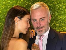 "Танцующий миллионер" Вакки устроил ночные танцы возле бассейна с молодой возлюбленной