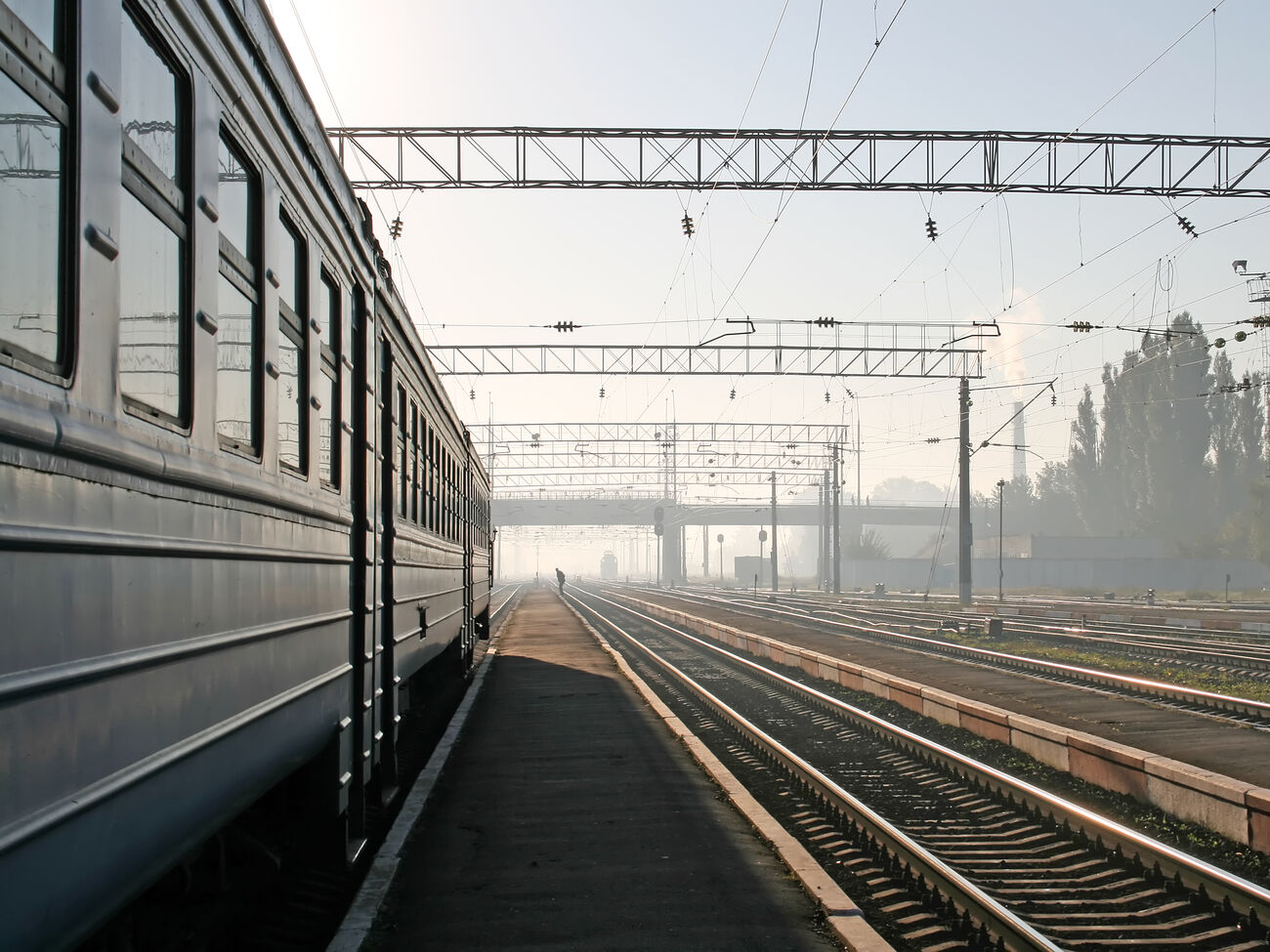 Пустой перрон. Поезд йошкар-ола адлер. Перрон железной дороги. Перрон вокзала. Перрон железной дороги.