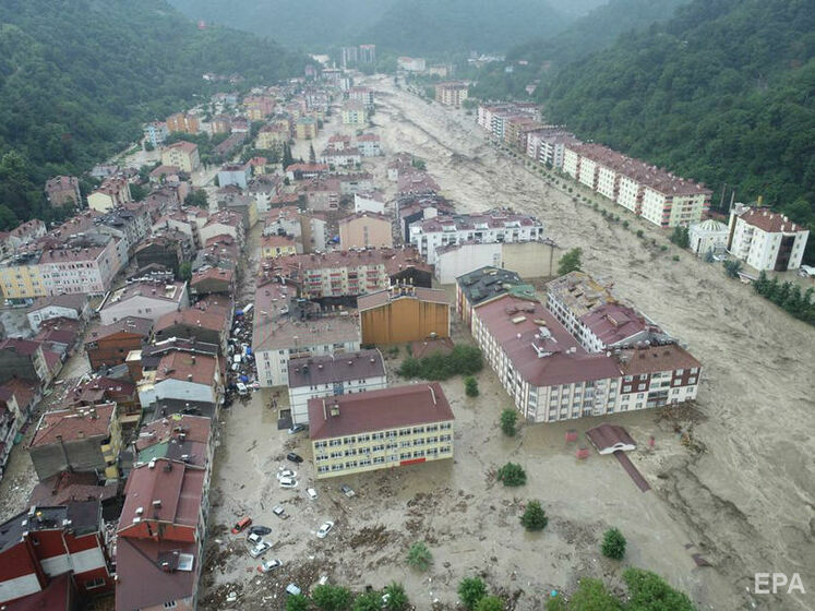 Наводнения в Турции. Число жертв увеличилось до 40. Эрдоган объявил зоной бедствия три провинции
