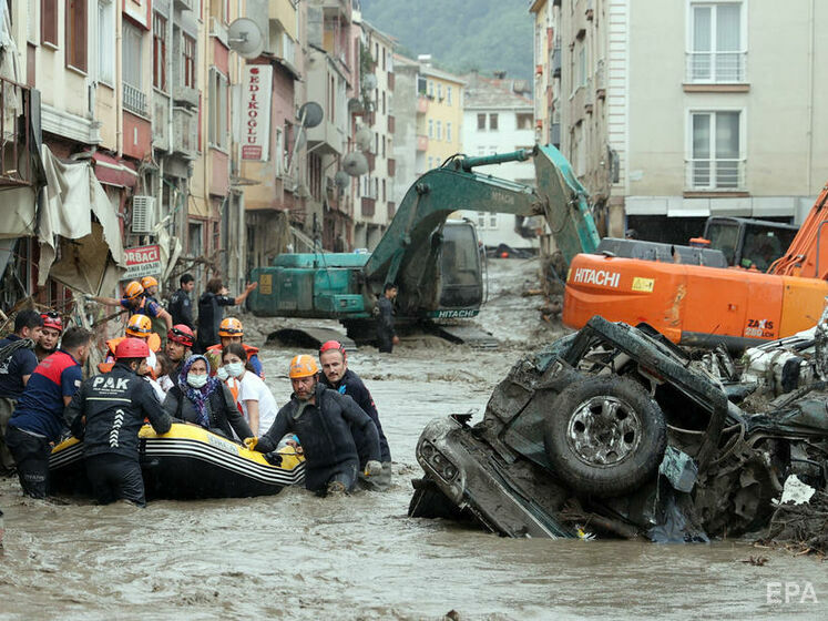 Зеленський і Кулеба висловили співчуття Туреччині у зв'язку з руйнівними повенями. Жертвами стихії стало вже 44 людини