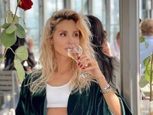 "Чертовски сексуальна". Лобода поделилась фото в платье с глубоким вырезом