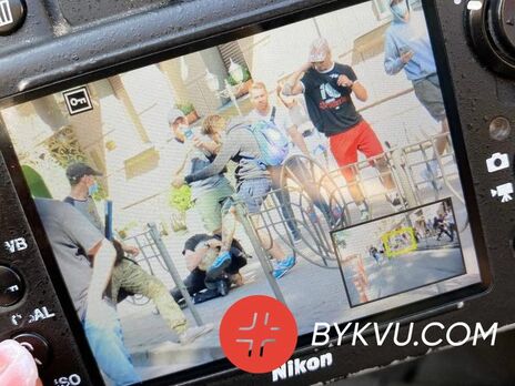 После акции под Офисом президента неизвестные избили фотокорреспондента 